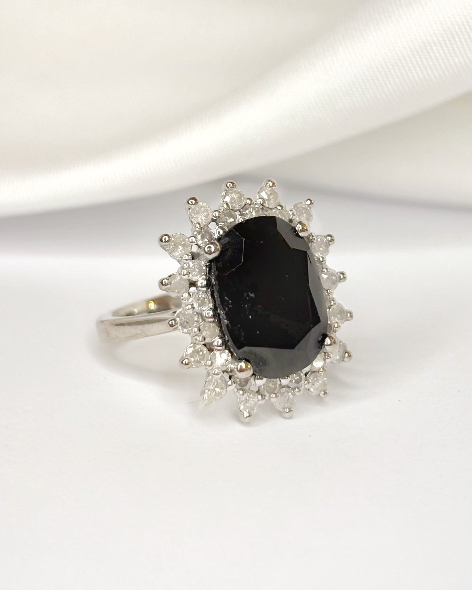 Bague Marguerite Saphir 5.80 carats &amp; Diamants 0.96 carat 9,79g "Clara" - Elliade Paris