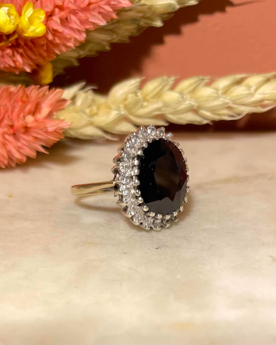 Bague Marguerite Saphir 5.80 carats &amp; Diamants &quot;Hayley&quot; - Elliade Paris