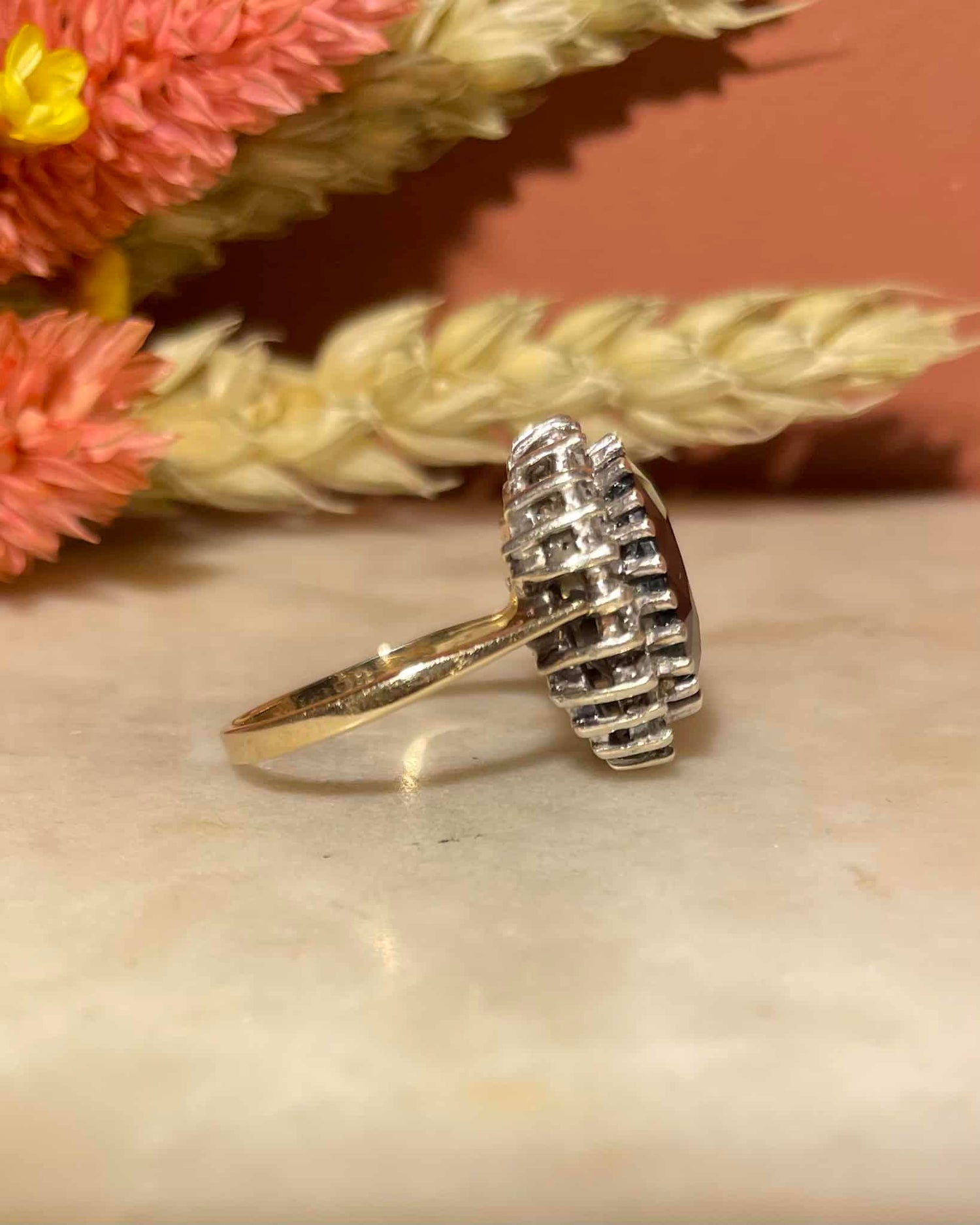 Bague Marguerite Saphir 5.80 carats &amp; Diamants &quot;Hayley&quot; - Elliade Paris