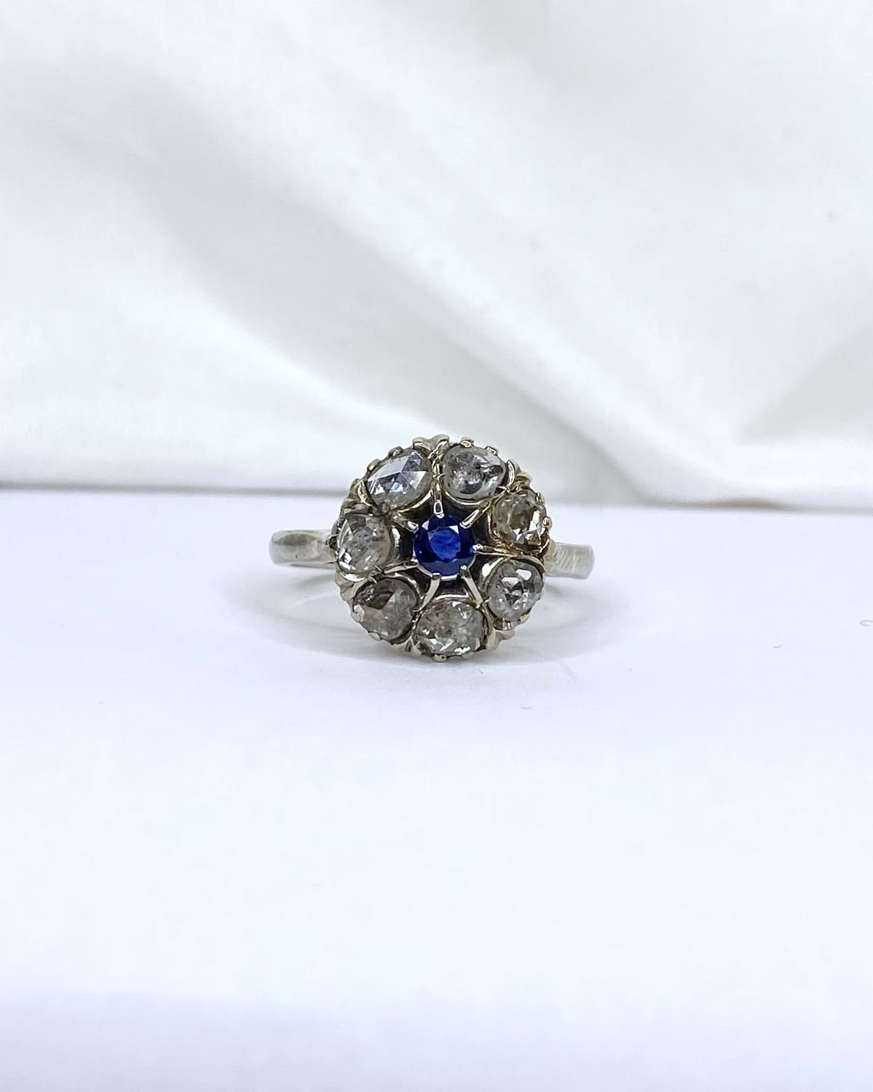Bague Marguerite Saphir &amp; 7 Diamants 0.90 carat "Micha" - Elliade Paris