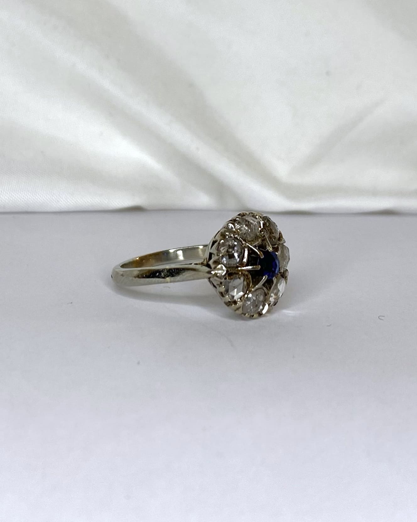 Bague Marguerite Saphir &amp; 7 Diamants 0.90 carat "Micha" - Elliade Paris