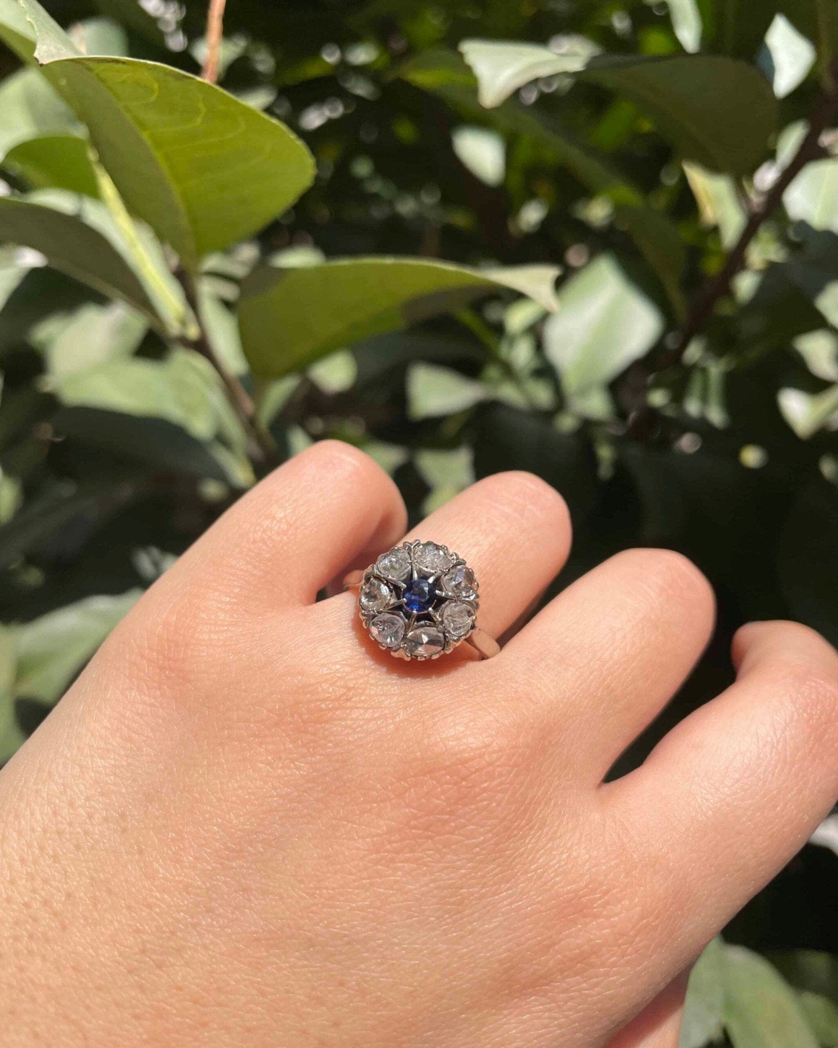 Bague Marguerite Saphir &amp; 7 Diamants 0.90 carat "Micha" - Elliade Paris