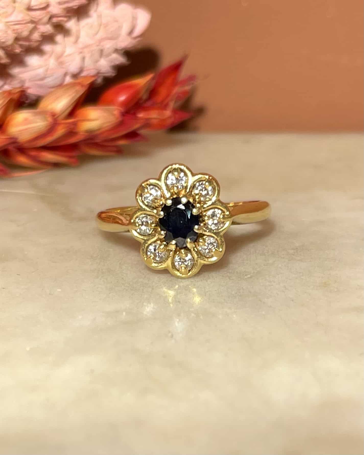 Bague Marguerite Saphir &amp; 8 Diamants "Laora" - Elliade Paris