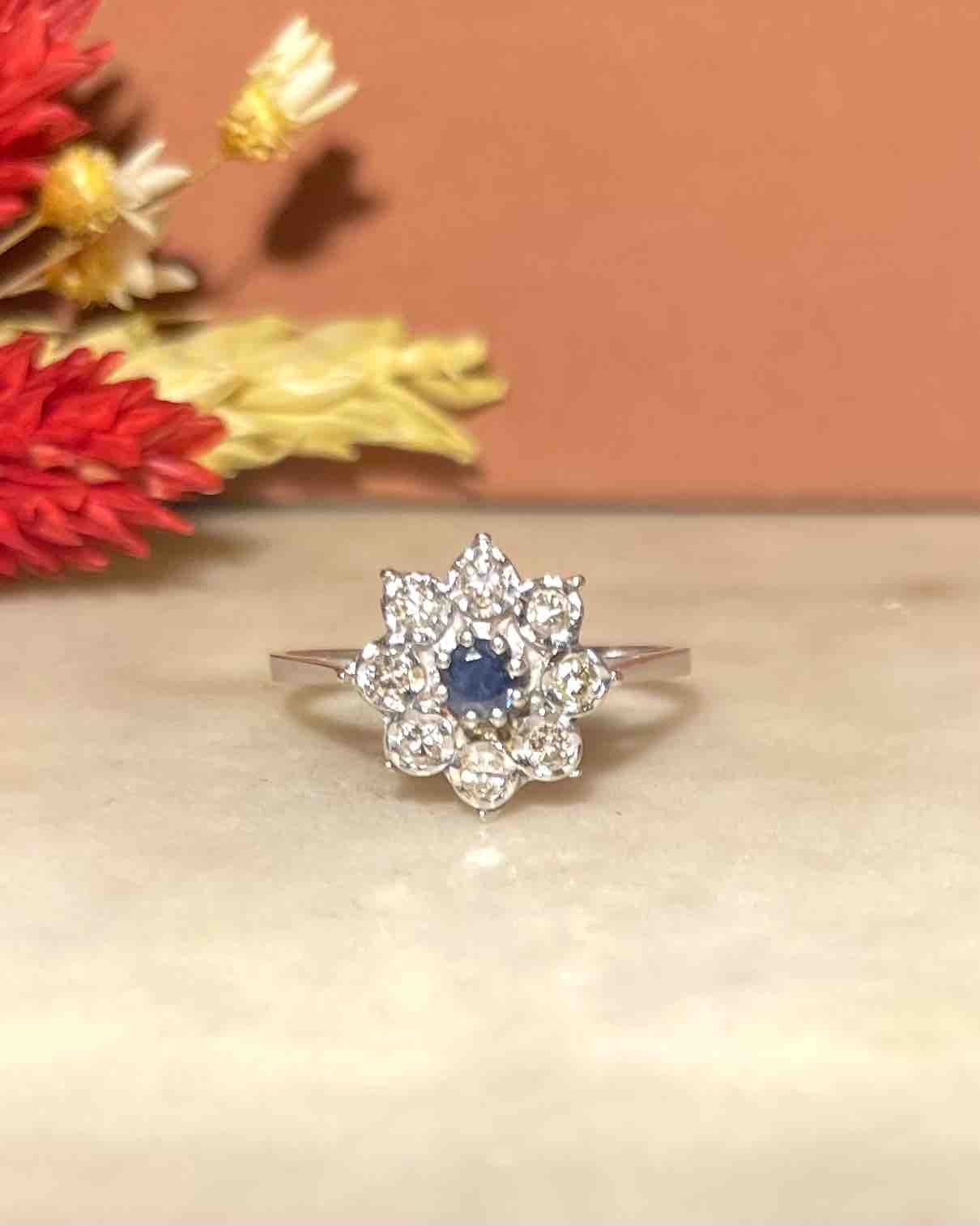 Bague Marguerite Saphir &amp; 8 Diamants "Rohana" - Elliade Paris