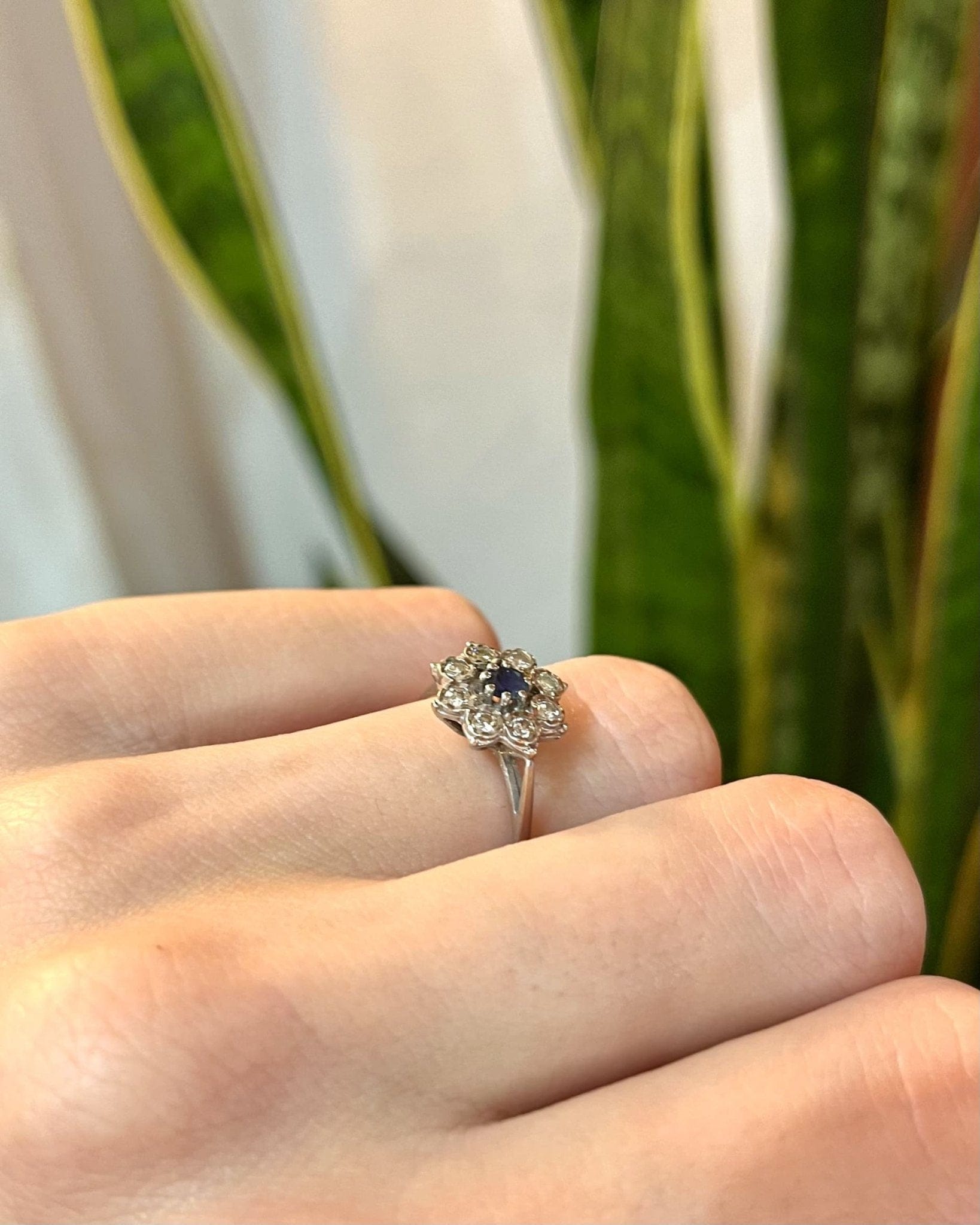 Bague Marguerite Saphir &amp; 8 Diamants "Rohana" - Elliade Paris