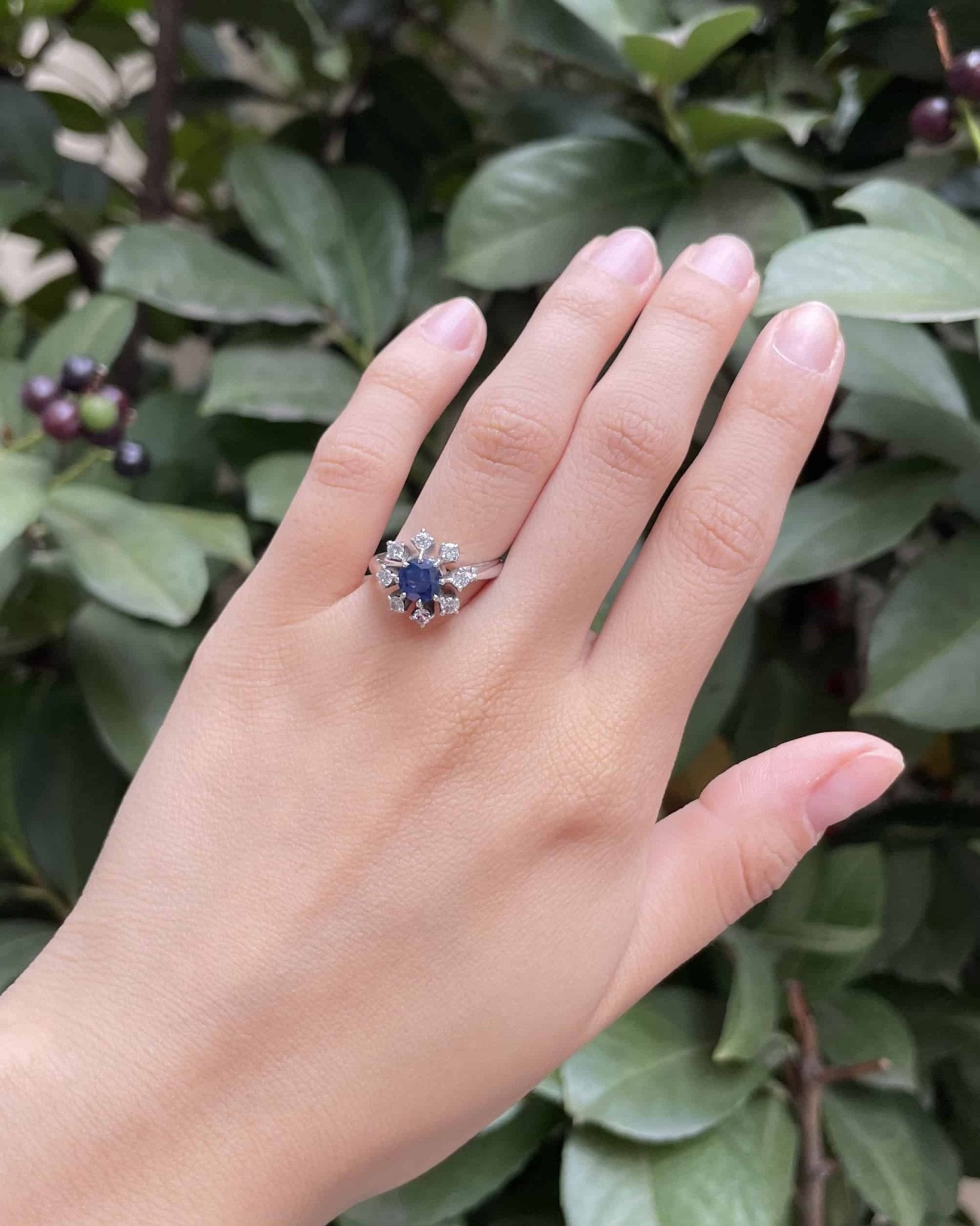 Bague Marguerite Saphir &amp; 8 Diamants "Yolanda" - Elliade Paris
