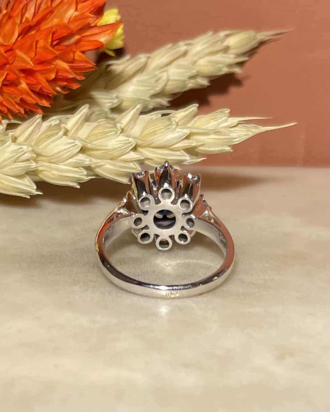 Bague Marguerite Saphir &amp; 8 Diamants "Yolanda" - Elliade Paris
