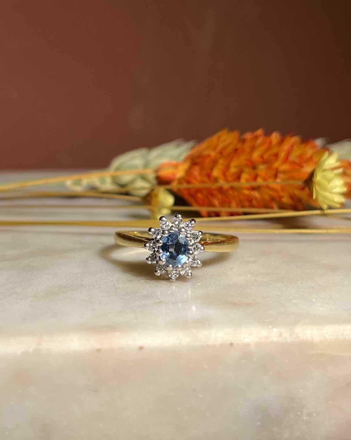 Bague Marguerite Saphir bleu azur &amp; Diamants "Loly" - Elliade Paris
