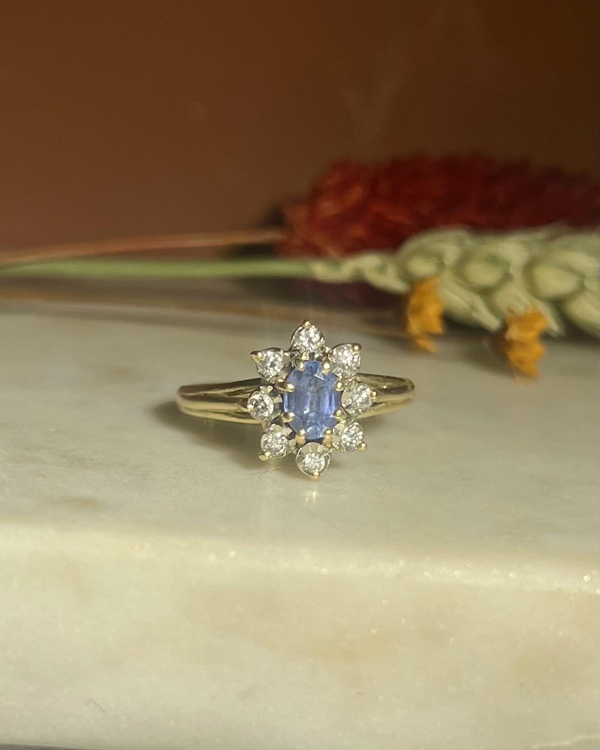 Bague Marguerite Saphir Bleu Ceylan &amp; Diamants &quot;Ariella&quot; - Elliade Paris