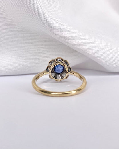 Bague Marguerite Saphir Bleu Ciel &amp; 7 Diamants &quot;Emeline&quot; - Elliade Paris
