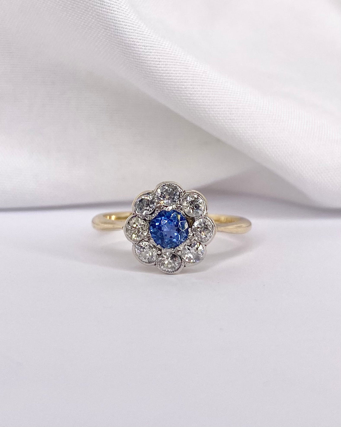 Bague Marguerite Saphir Bleu Ciel & 7 Diamants "Emeline" - Elliade Paris