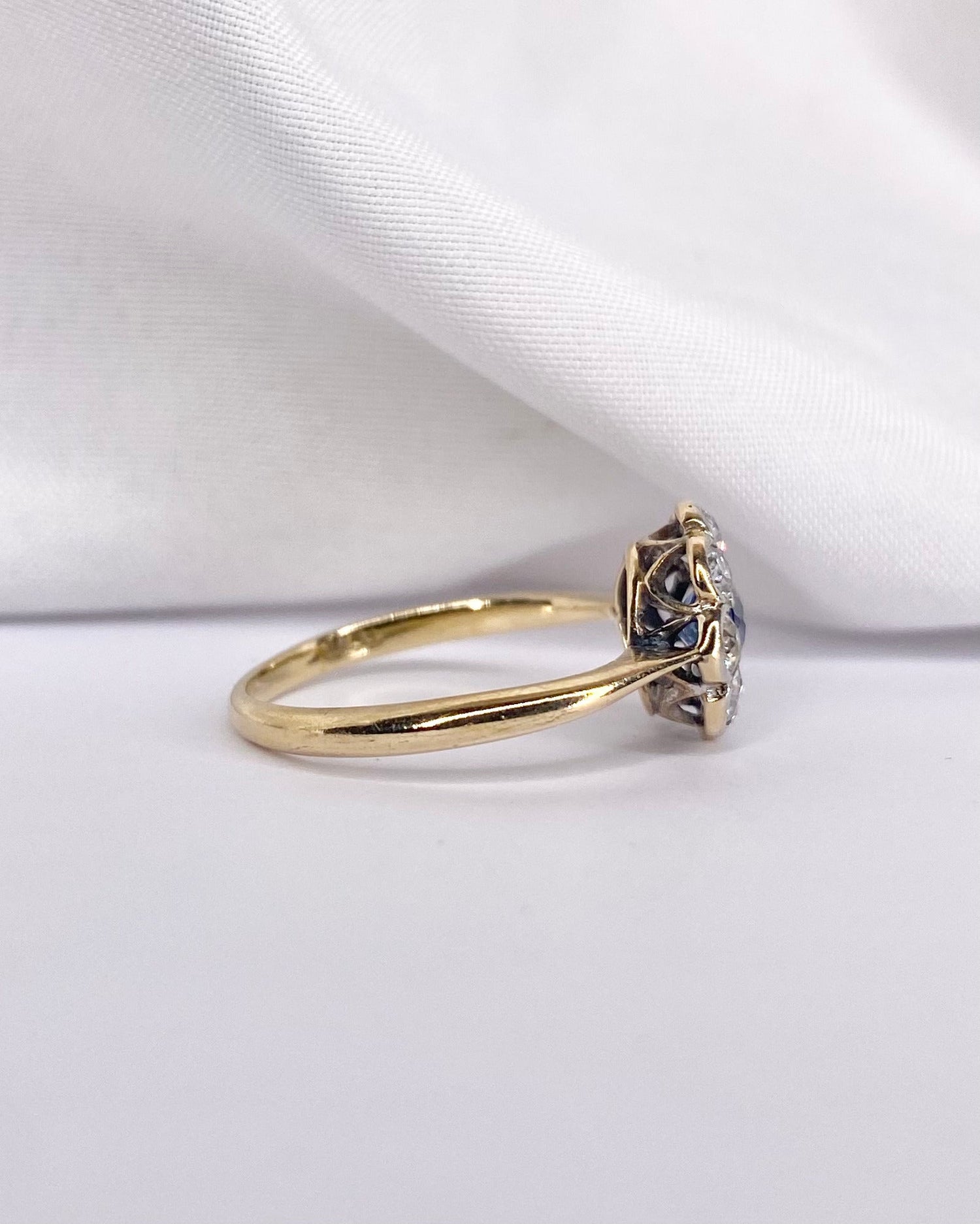 Bague Marguerite Saphir Bleu Ciel &amp; 7 Diamants &quot;Emeline&quot; - Elliade Paris