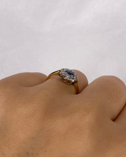 Bague Marguerite Saphir Bleu Ciel &amp; 7 Diamants &quot;Emeline&quot; - Elliade Paris