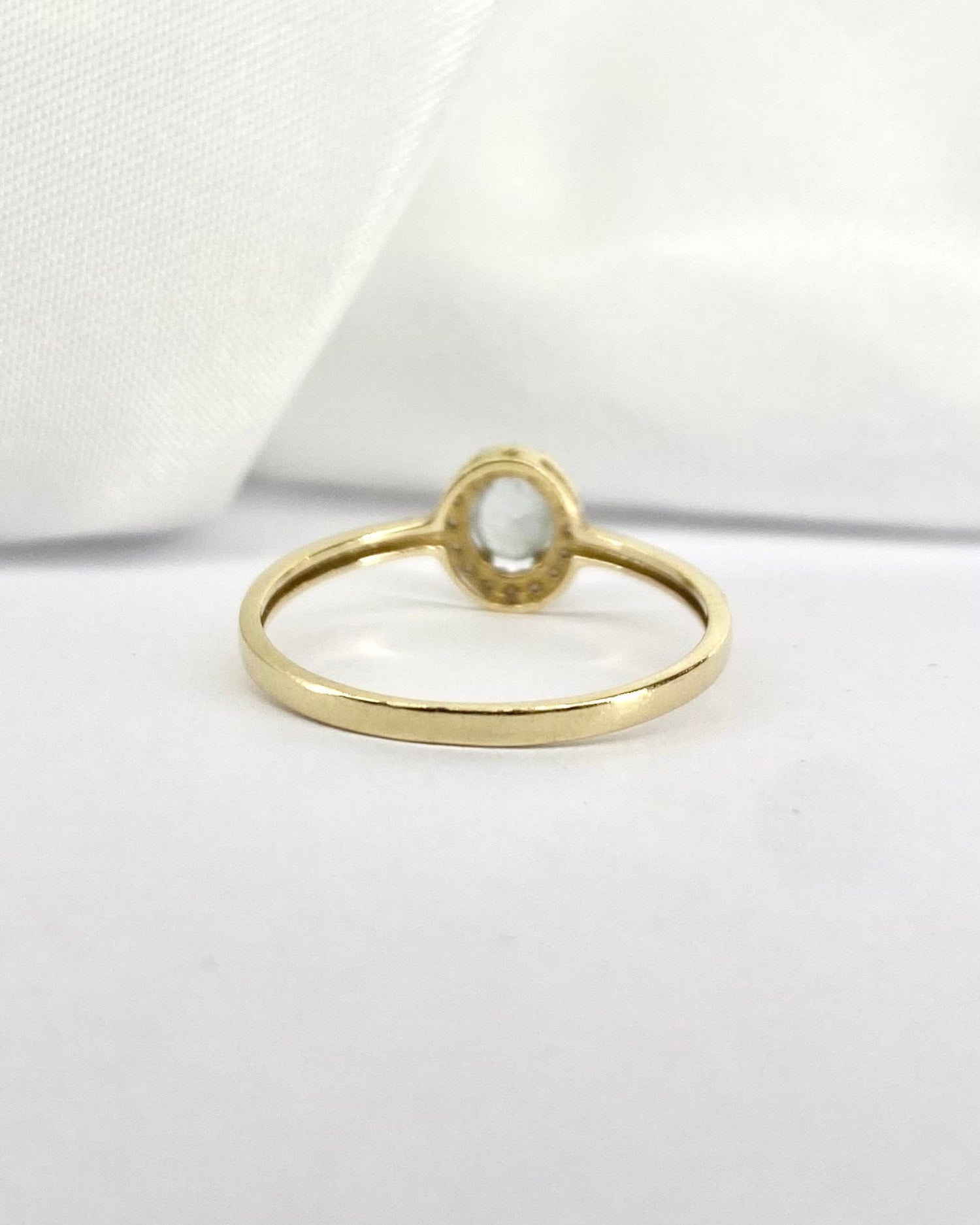 Bague Marguerite Saphir bleu clair 0.36 carat &amp; 16 Diamants &quot;Karine&quot; - Elliade Paris