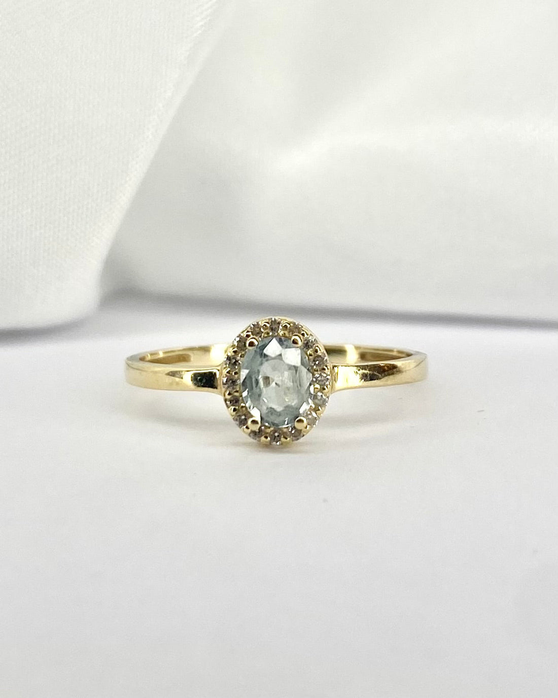 Bague Marguerite Saphir bleu clair 0.36 carat &amp; 16 Diamants &quot;Karine&quot; - Elliade Paris
