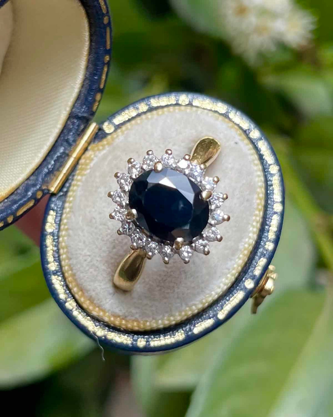 Anillo &quot;Laetitia&quot; con zafiro margarita de 2,70 quilates y diamantes
