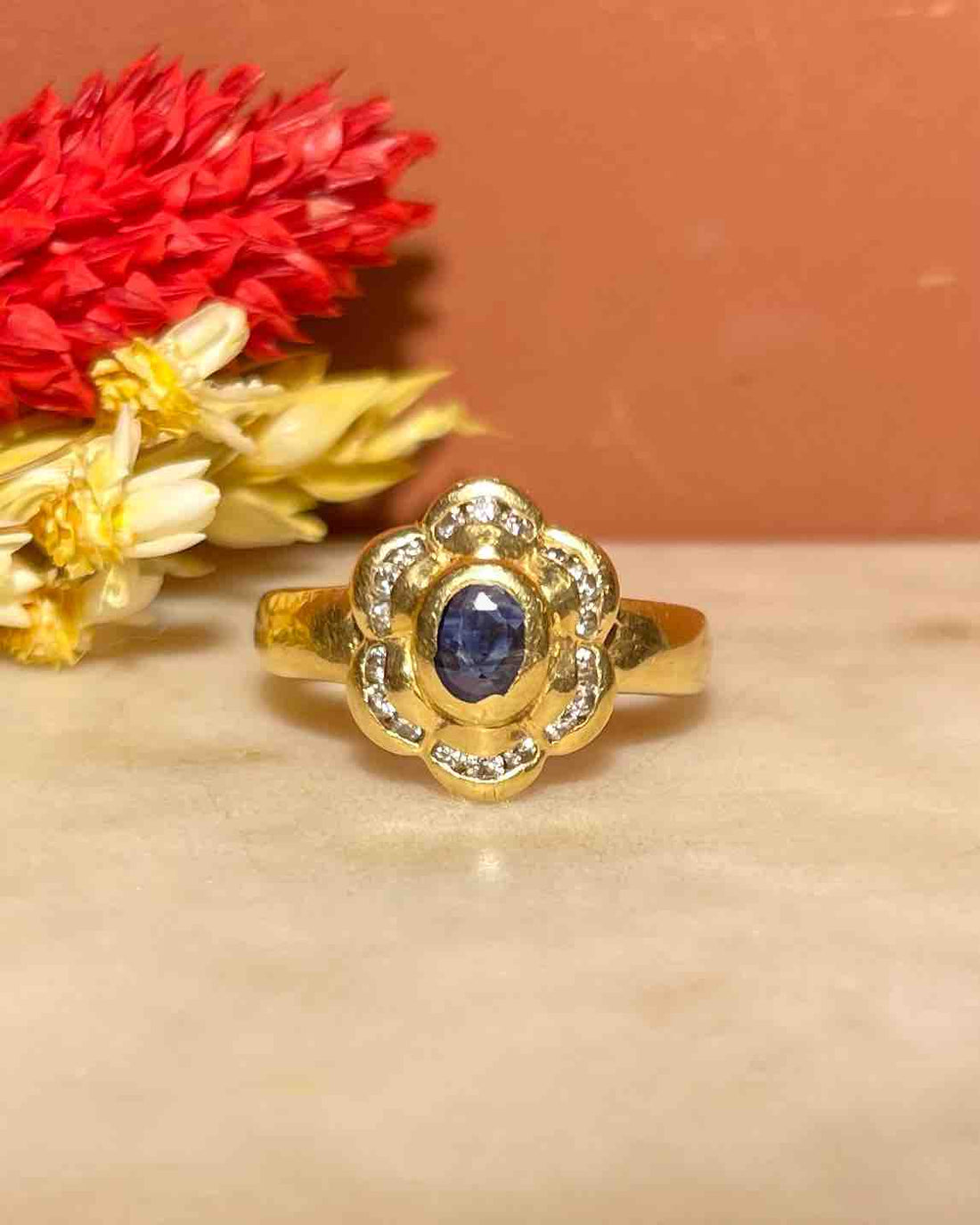 Anillo &quot;Monica&quot; con margaritas de diamantes y zafiros