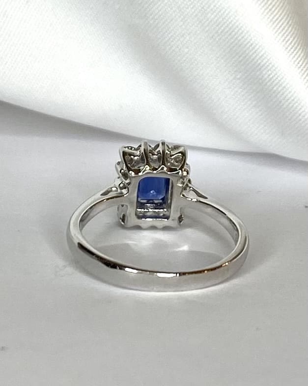Bague Marguerite Saphir Bleu Roi 0.62 carat &amp; Diamants 0.42 carat "Kaina" - Elliade Paris