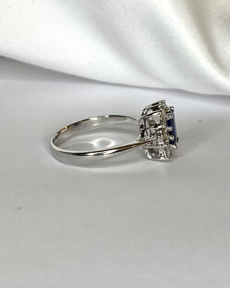 Bague Marguerite Saphir Bleu Roi 0.62 carat &amp; Diamants 0.42 carat "Kaina" - Elliade Paris