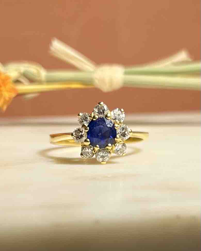 Bague Marguerite Saphir Bleu roi &amp; Diamants "Dorice" - Elliade Paris