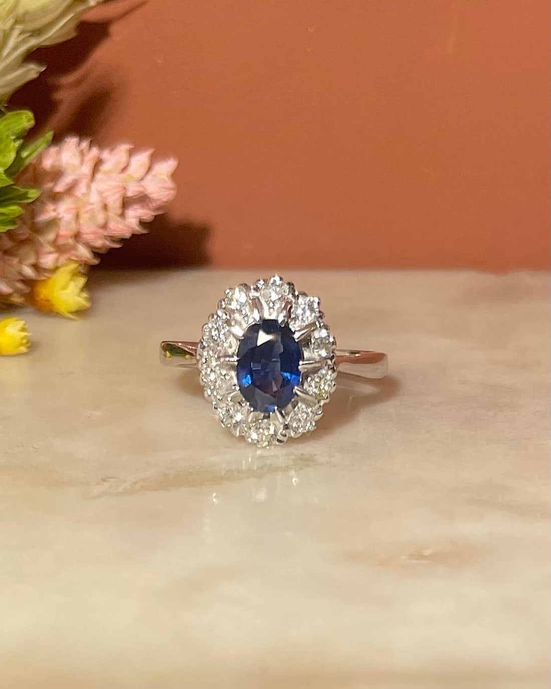 Anillo de zafiro margarita de 0,90 quilates y diamantes &quot;Sahara&quot;