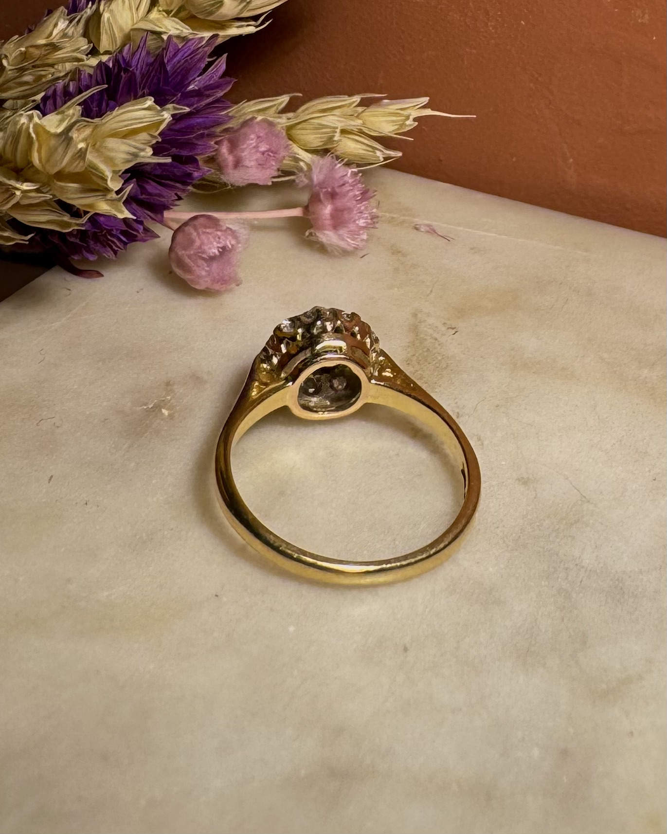 Anillo de margaritas con zafiro y diamantes "Esther"