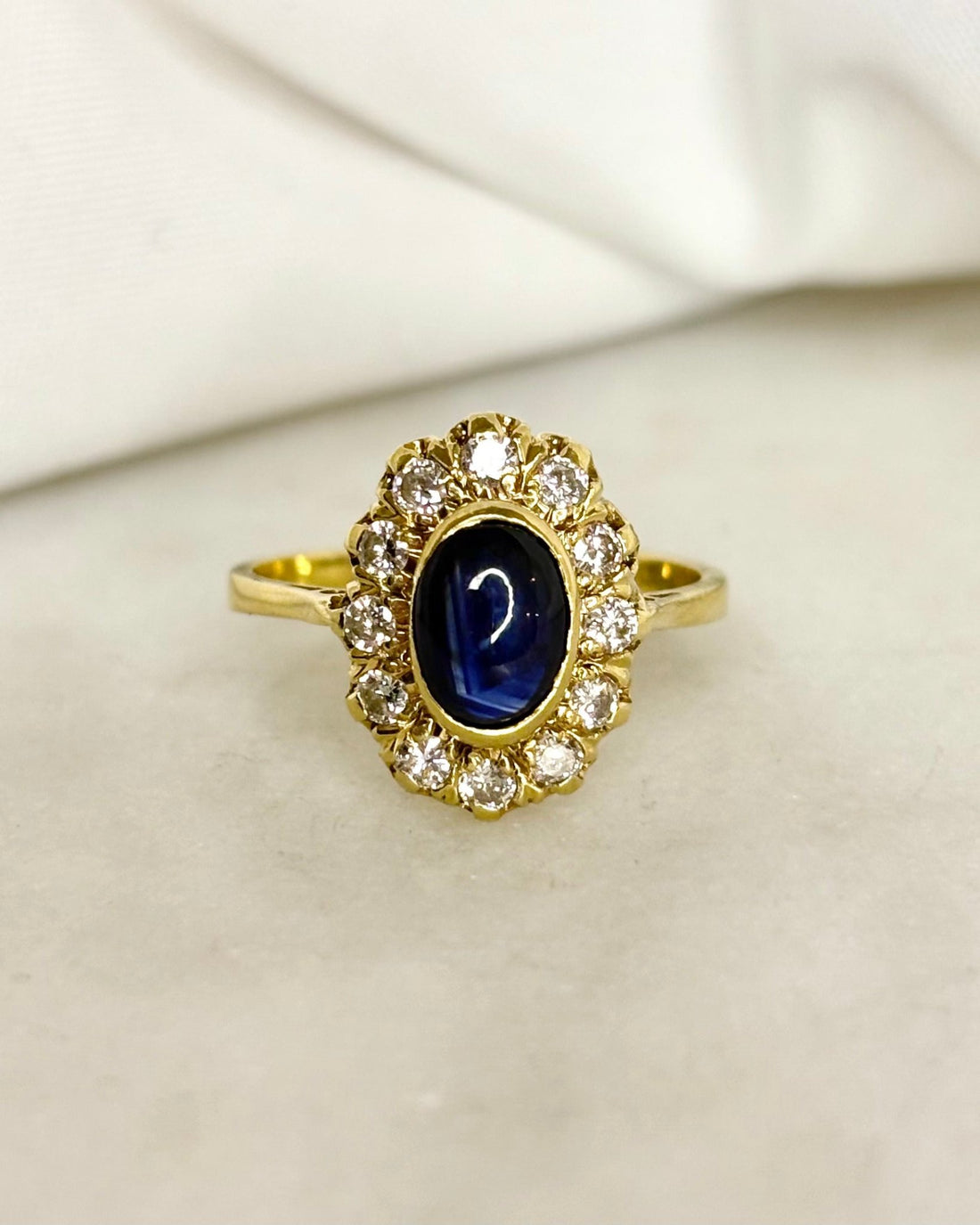Bague Marguerite Saphir Cabochon 1.15 carat &amp; Diamants 0.36 carat &quot;Philippine&quot; - Elliade Paris