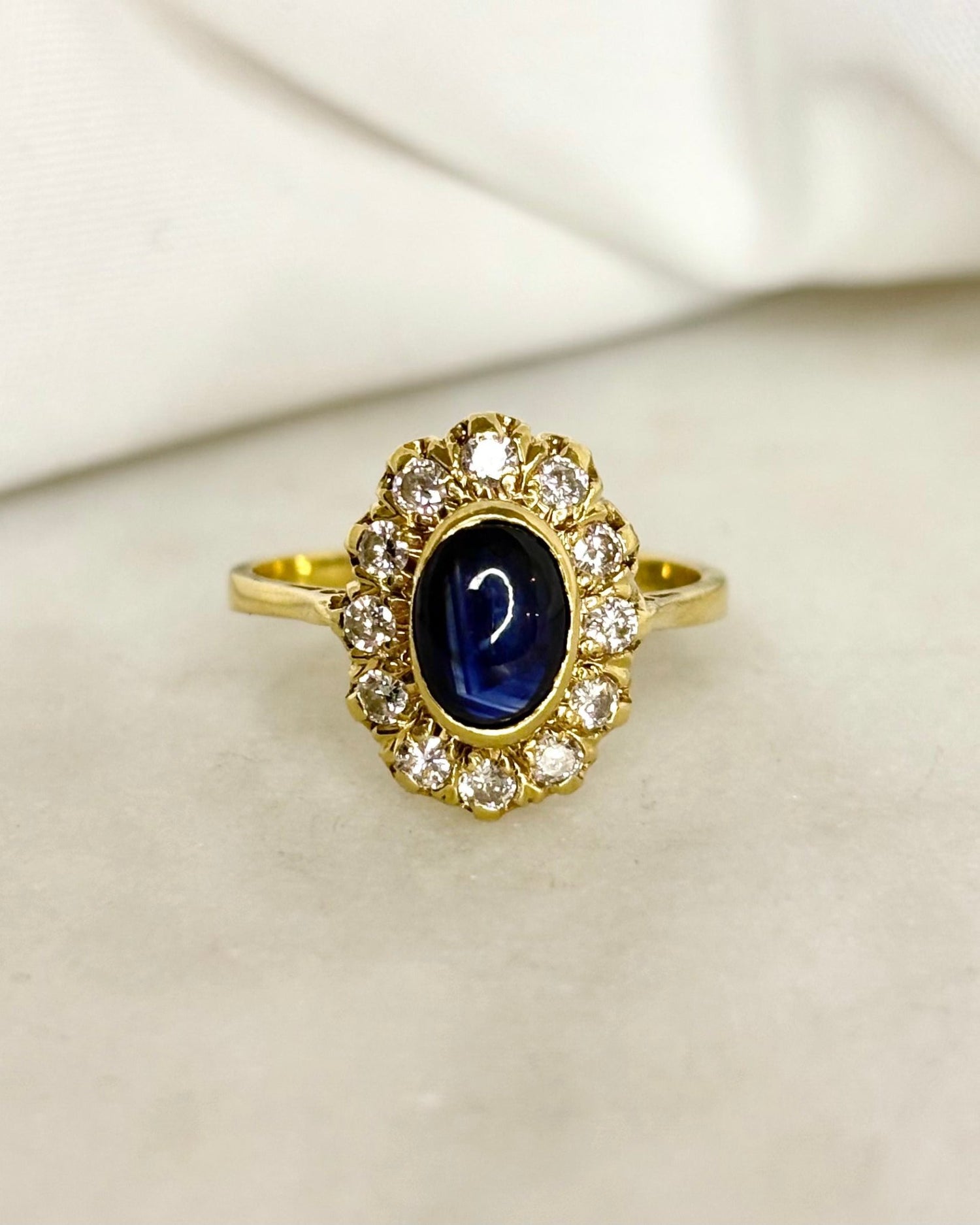 Bague Marguerite Saphir Cabochon 1.15 carat &amp; Diamants 0.36 carat &quot;Philippine&quot; - Elliade Paris