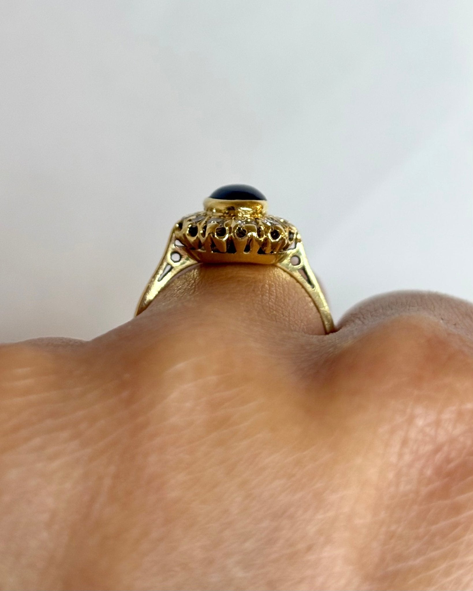 Bague Marguerite Saphir Cabochon 1.15 carat &amp; Diamants 0.36 carat &quot;Philippine&quot; - Elliade Paris