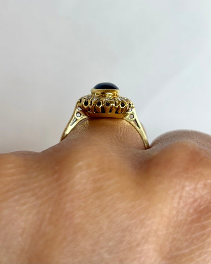 Bague Marguerite Saphir Cabochon 1.15 carat &amp; Diamants 0.36 carat &quot;Philippine&quot; - Elliade Paris