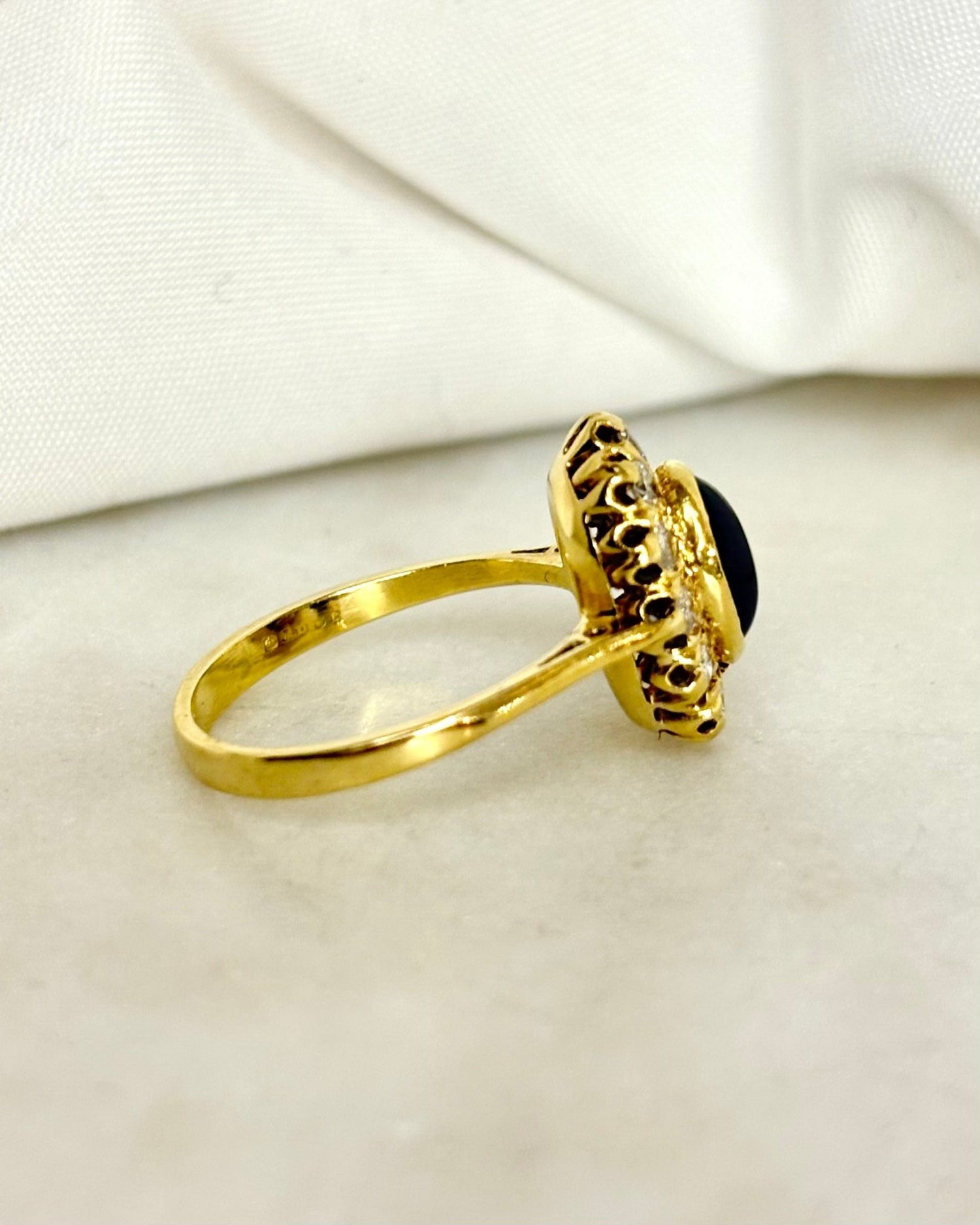 Bague Marguerite Saphir Cabochon 1.15 carat &amp; Diamants 0.36 carat &quot;Philippine&quot; - Elliade Paris