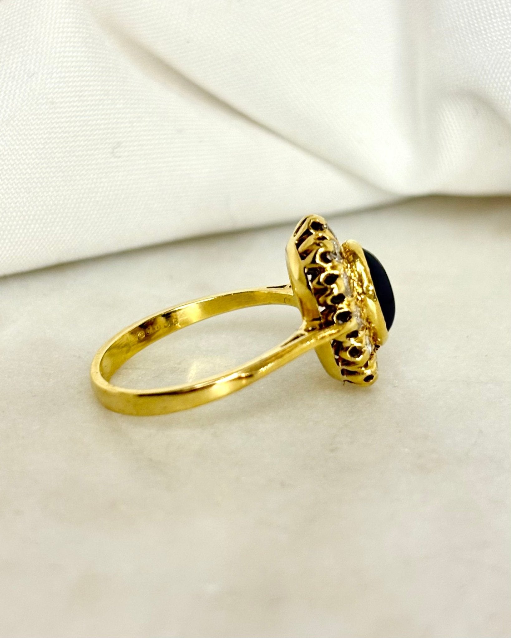 Bague Marguerite Saphir Cabochon 1.15 carat &amp; Diamants 0.36 carat &quot;Philippine&quot; - Elliade Paris
