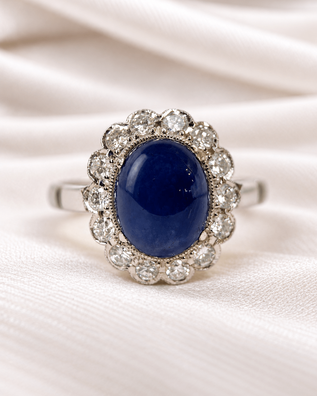 Bague Marguerite Saphir Cabochon 5.25 carats &amp; Diamants 0.42 carat "Patricia" - Elliade Paris