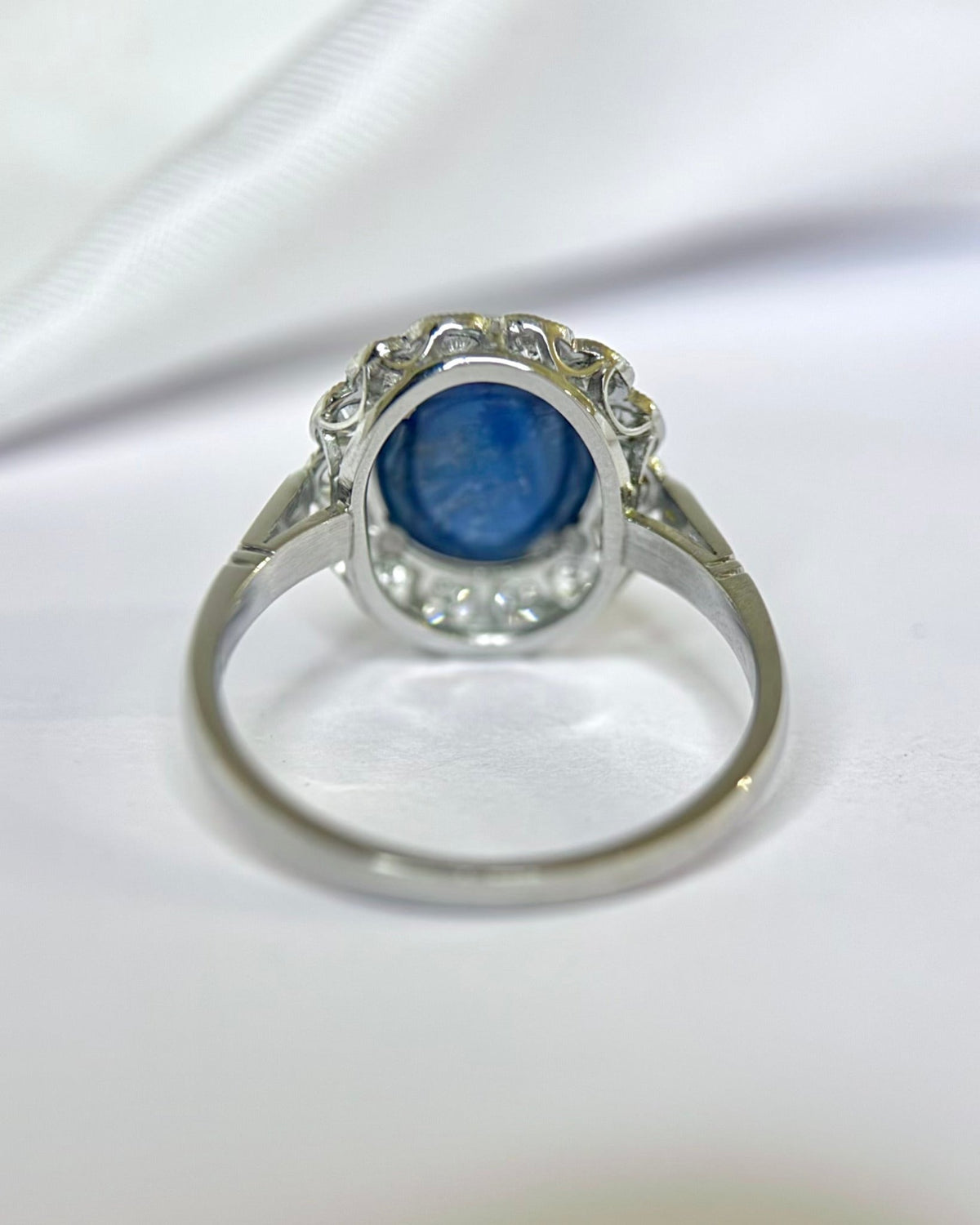 Bague Marguerite Saphir Cabochon 5.25 carats &amp; Diamants 0.42 carat "Patricia" - Elliade Paris