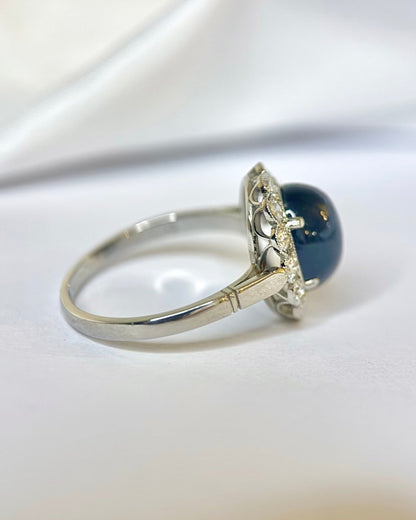 Bague Marguerite Saphir Cabochon 5.25 carats &amp; Diamants 0.42 carat "Patricia" - Elliade Paris