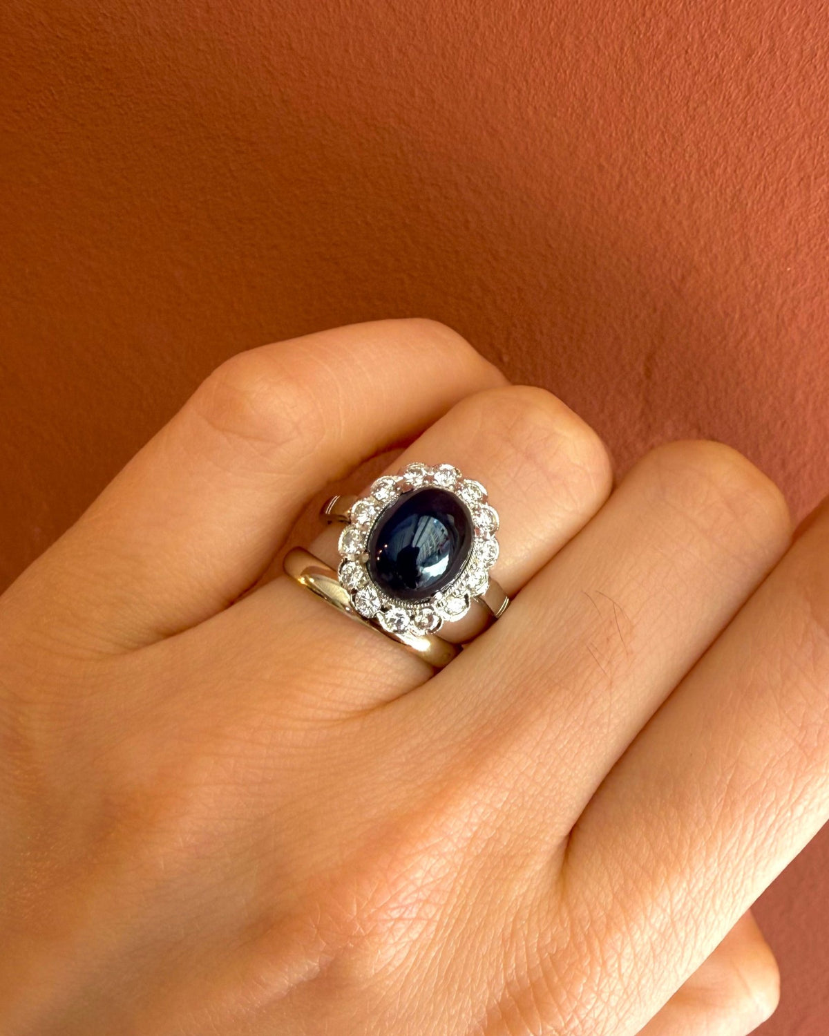Bague Marguerite Saphir Cabochon 5.25 carats &amp; Diamants 0.42 carat "Patricia" - Elliade Paris
