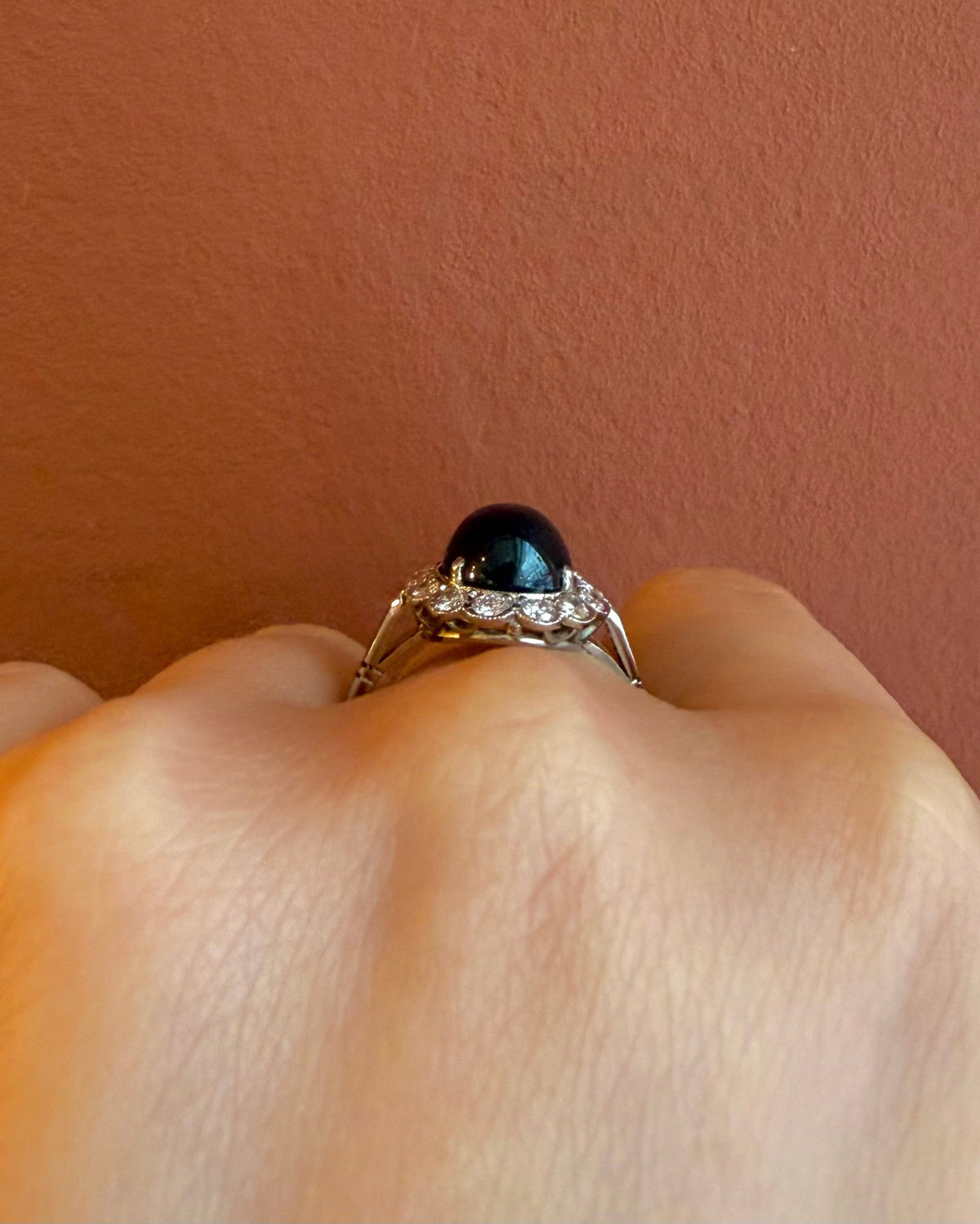 Bague Marguerite Saphir Cabochon 5.25 carats &amp; Diamants 0.42 carat "Patricia" - Elliade Paris