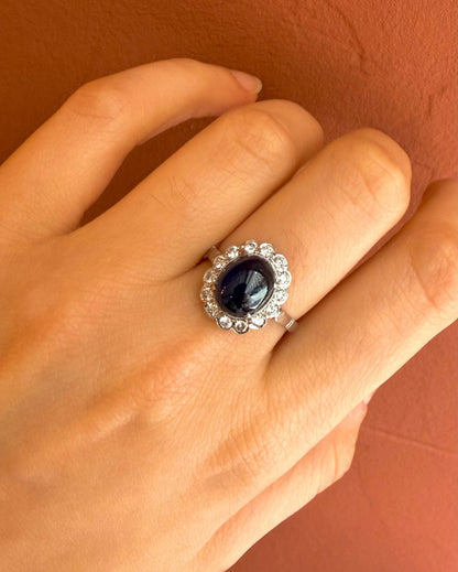 Bague Marguerite Saphir Cabochon 5.25 carats &amp; Diamants 0.42 carat "Patricia" - Elliade Paris