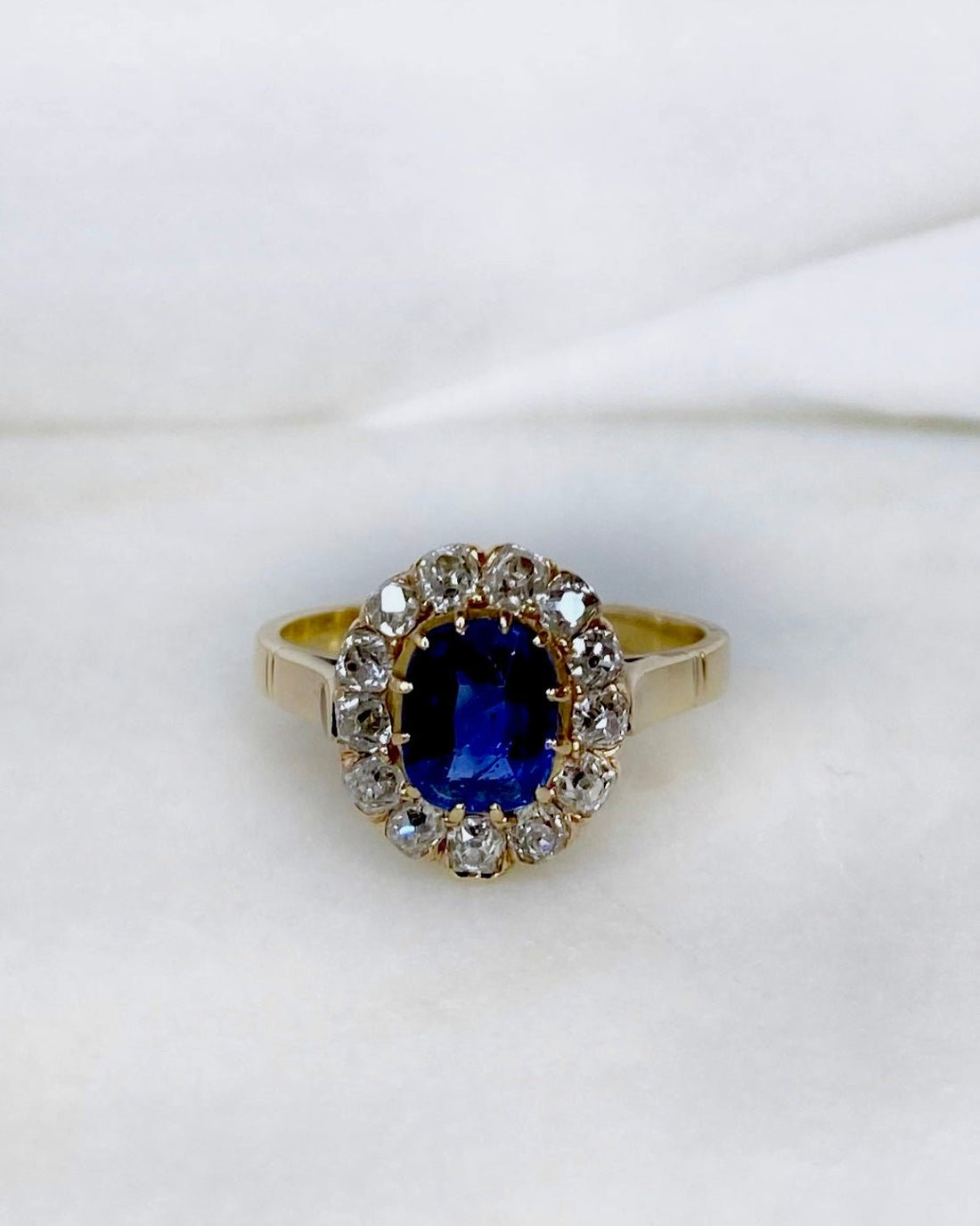 Bague Marguerite Saphir Ceylan 1.10 carat &amp; Diamants &quot;Cleiane&quot; - Elliade Paris