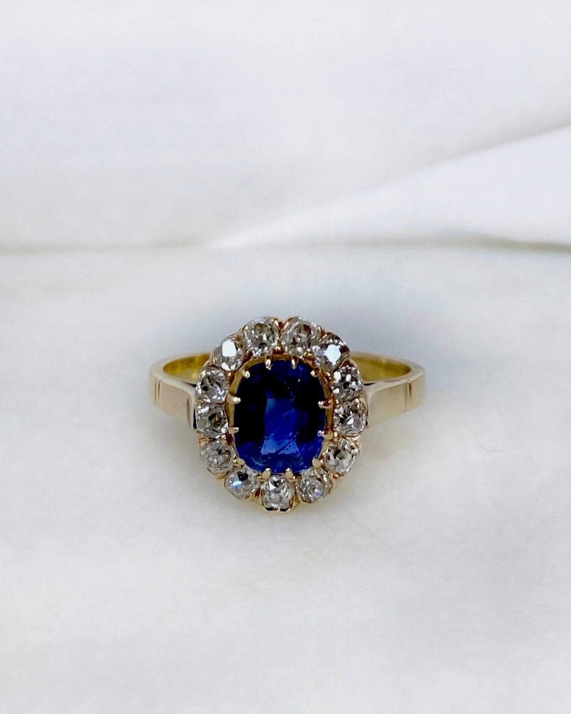 Bague Marguerite Saphir Ceylan 1.10 carat &amp; Diamants "Cleiane" - Elliade Paris