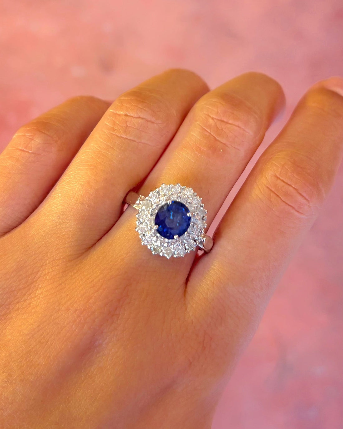 Bague Marguerite Saphir Ceylan 2.13 carats &amp; Diamants 0.86 carat "Joaquin" - Elliade Paris