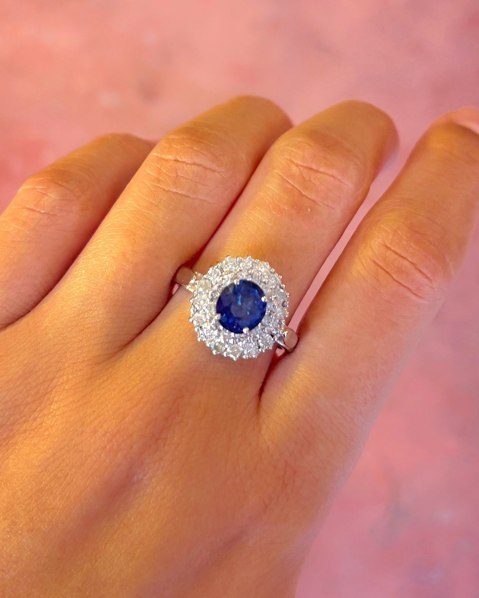 Bague Marguerite Saphir Ceylan 2.13 carats &amp; Diamants 0.86 carat "Joaquin" - Elliade Paris