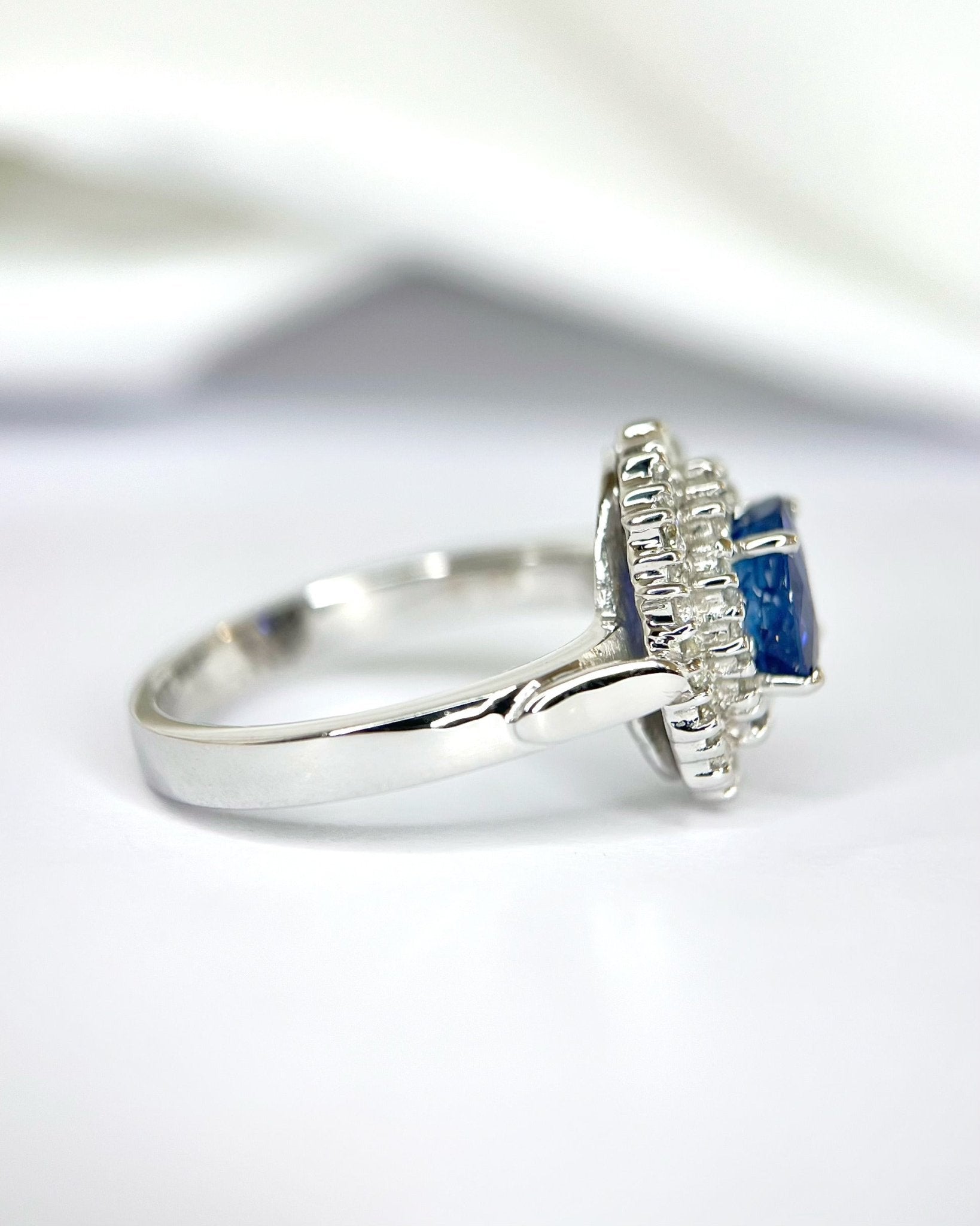 Bague Marguerite Saphir Ceylan 2.13 carats &amp; Diamants 0.86 carat "Joaquin" - Elliade Paris