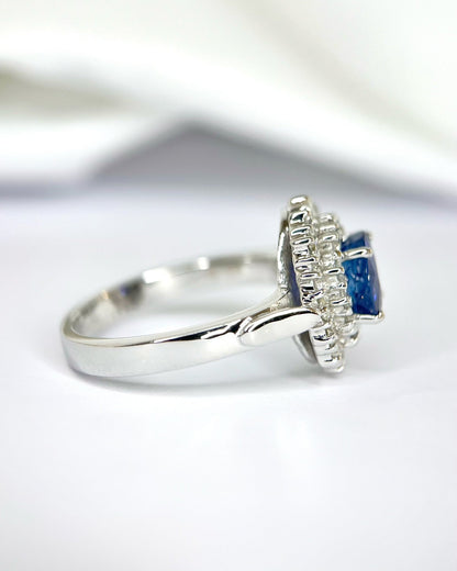Bague Marguerite Saphir Ceylan 2.13 carats &amp; Diamants 0.86 carat "Joaquin" - Elliade Paris