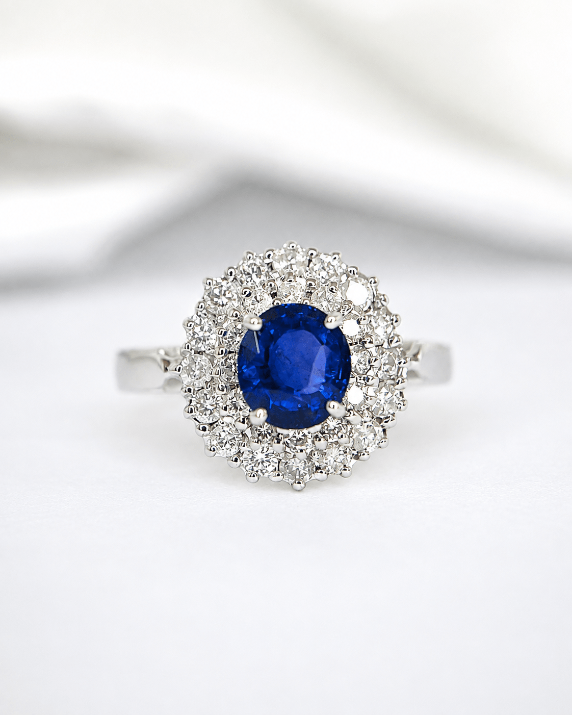 Bague Marguerite Saphir Ceylan 2.13 carats &amp; Diamants 0.86 carat "Joaquin" - Elliade Paris