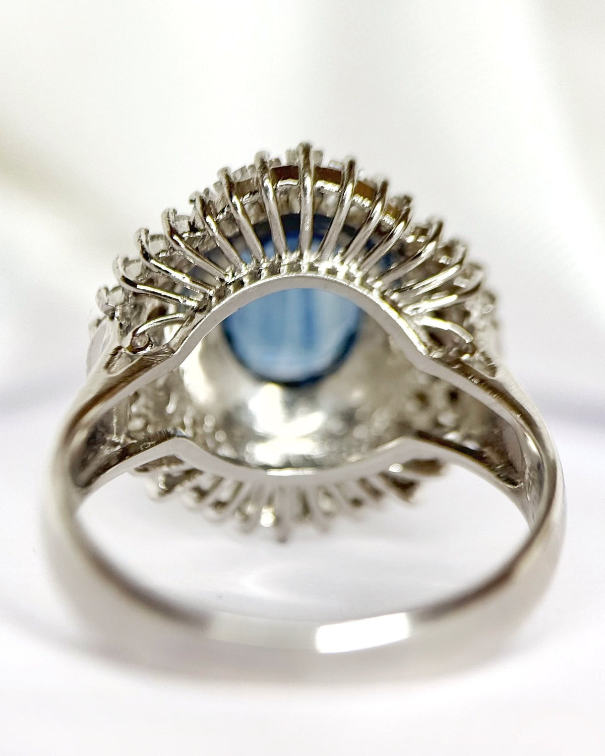 Bague Marguerite Saphir Ceylan 2.44 carats &amp; Diamants 0.63 carat 9.12g "Irèna" - Elliade Paris