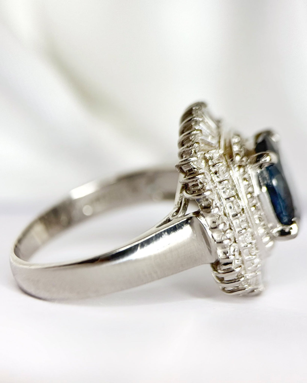 Bague Marguerite Saphir Ceylan 2.44 carats &amp; Diamants 0.63 carat 9.12g "Irèna" - Elliade Paris