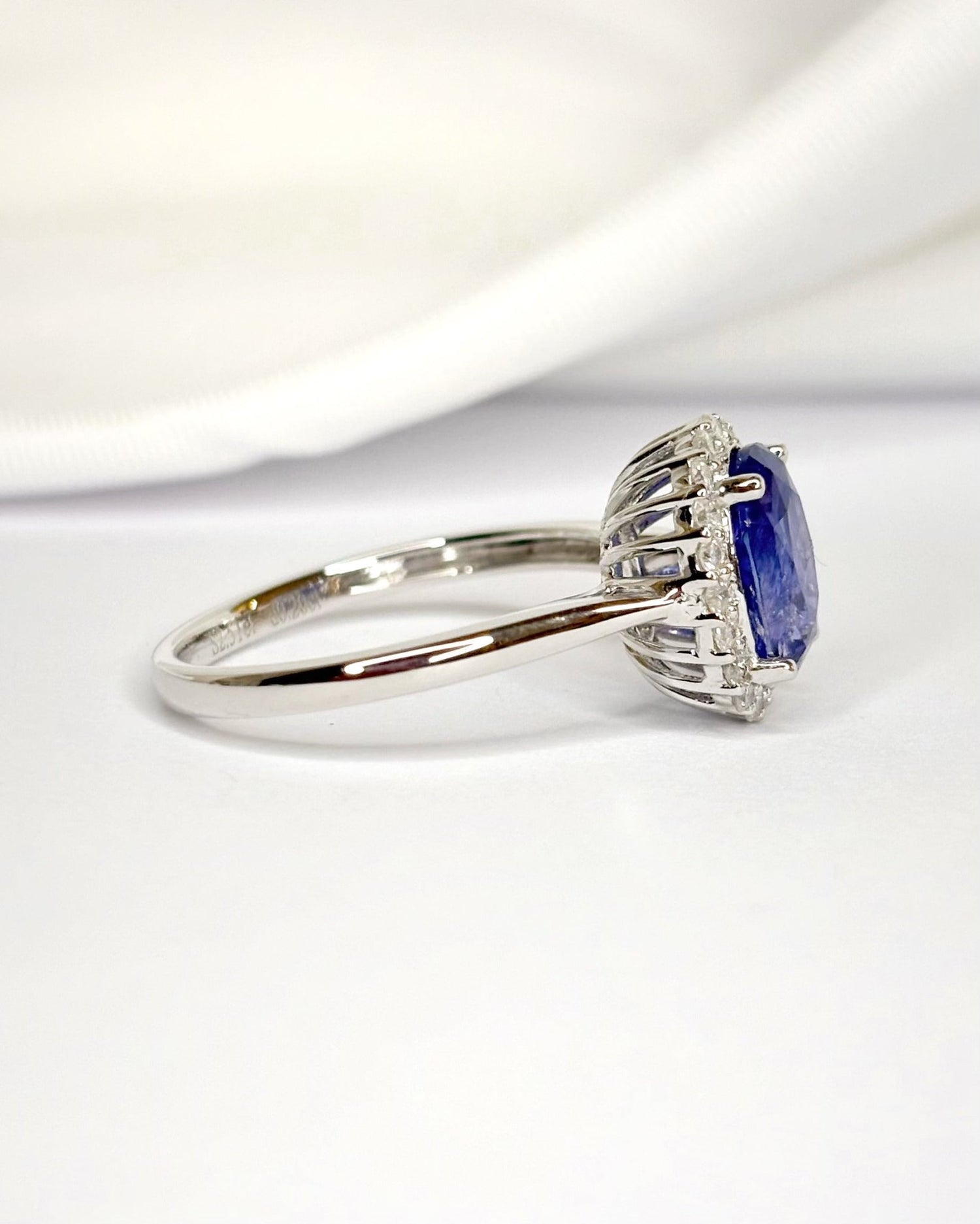 Bague Marguerite Saphir Ceylan 2.51 carats &amp; Diamants 0.20 carat "Lana" - Elliade Paris
