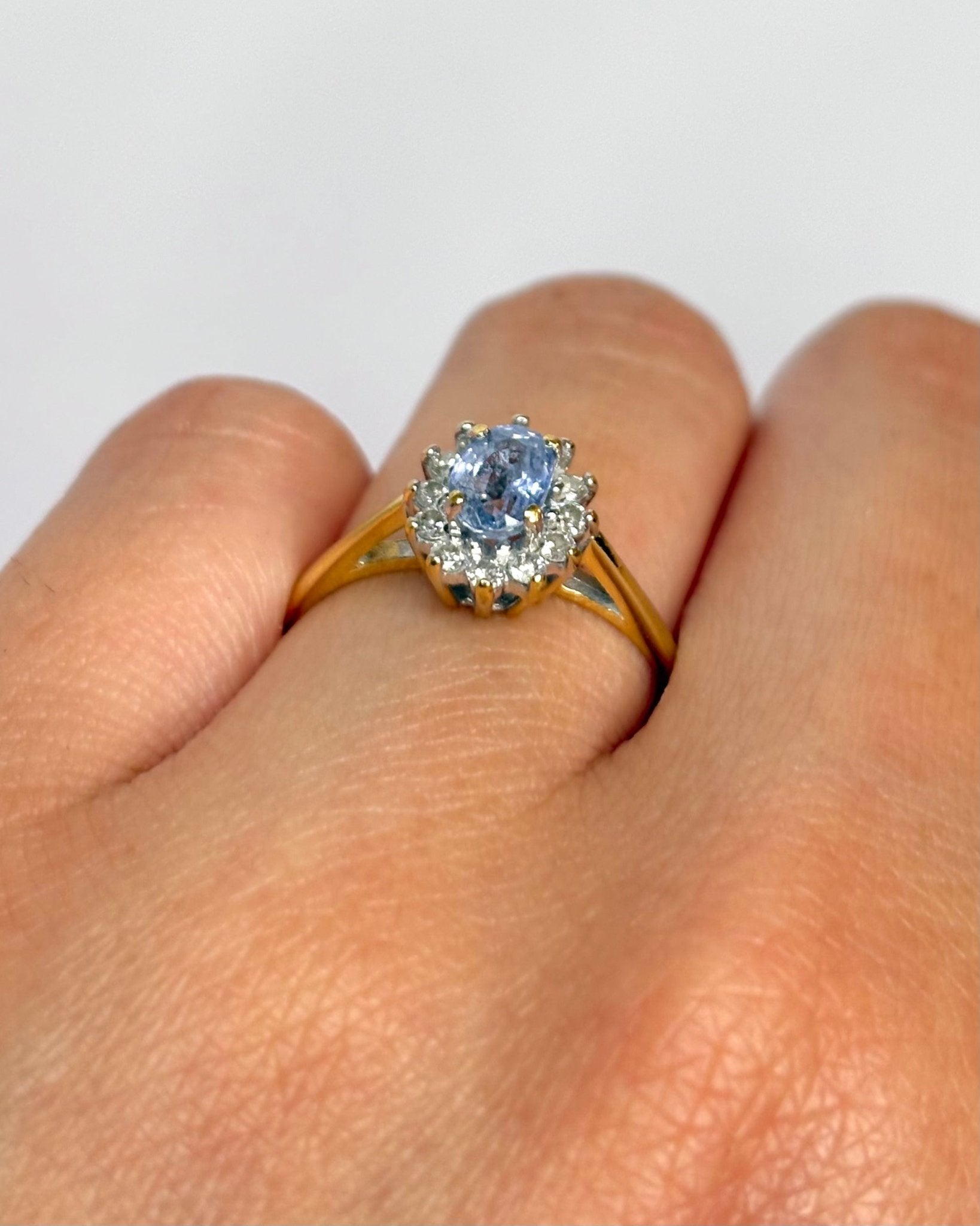 Bague Marguerite Saphir Cornflower 0.64 carat &amp; Diamants "Melina" - Elliade Paris