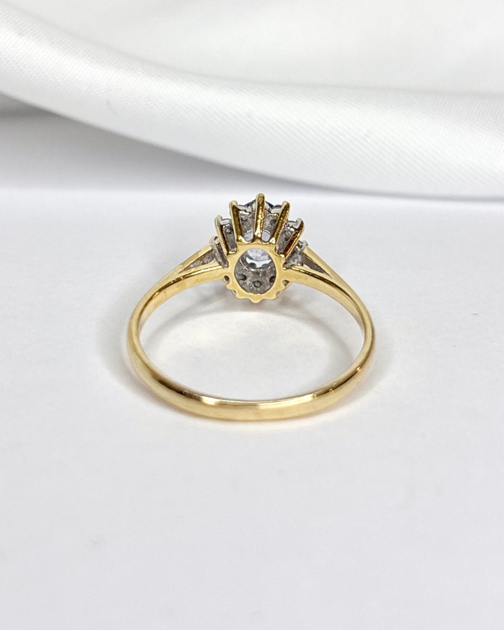 Bague Marguerite Saphir Cornflower 0.64 carat &amp; Diamants "Melina" - Elliade Paris